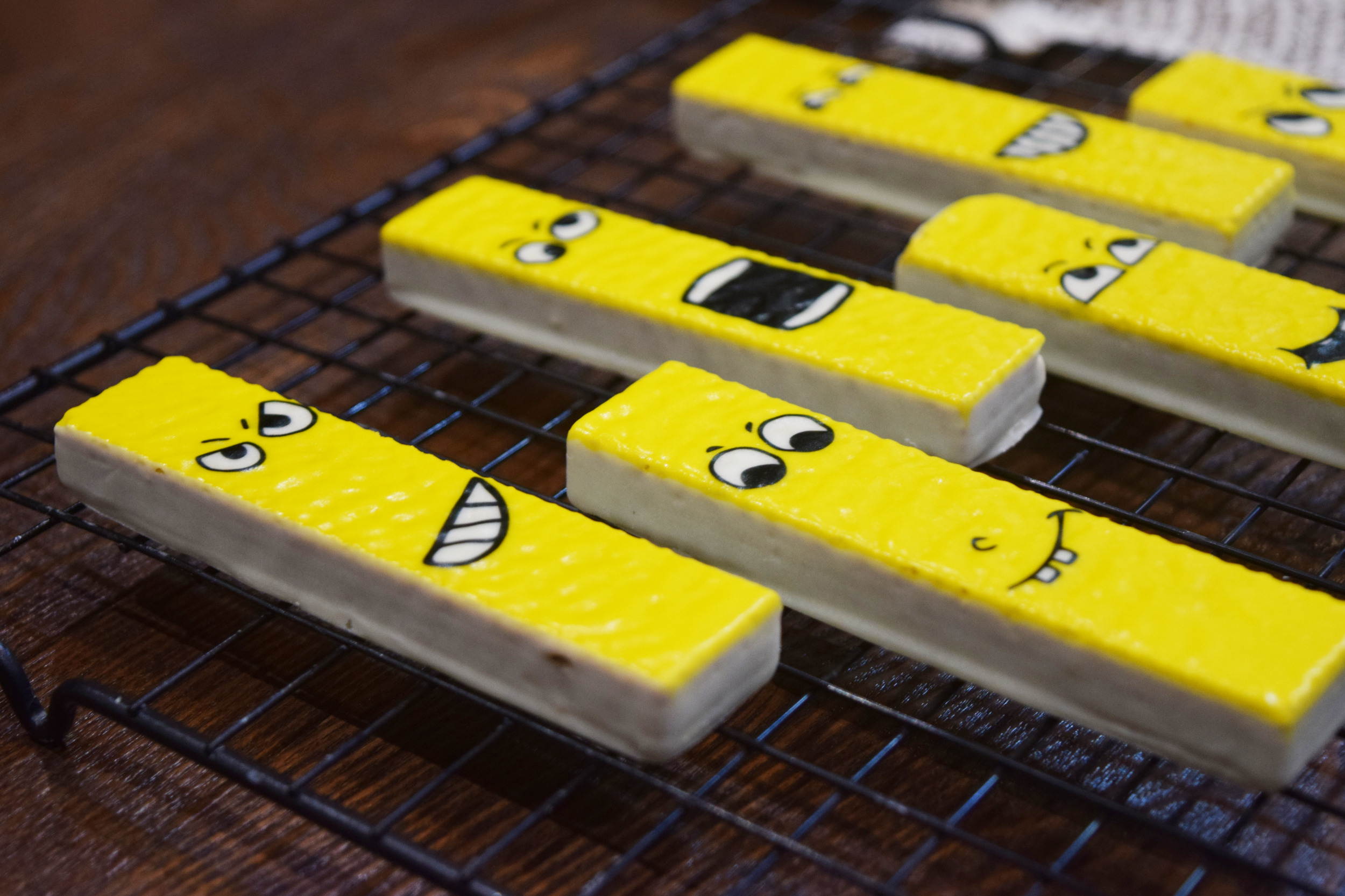 La impresora de alimentos plana A2C imprime galletas de oblea con cobertura de chocolate.